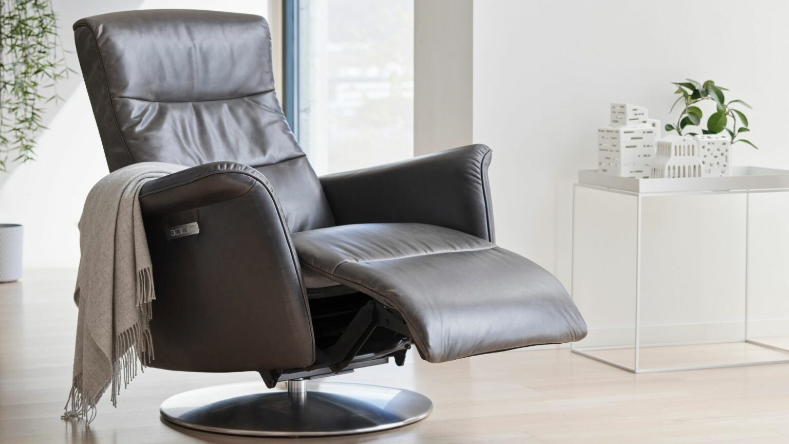 Your Guide to Buying Stressless Wing Recliners Woodchuck's