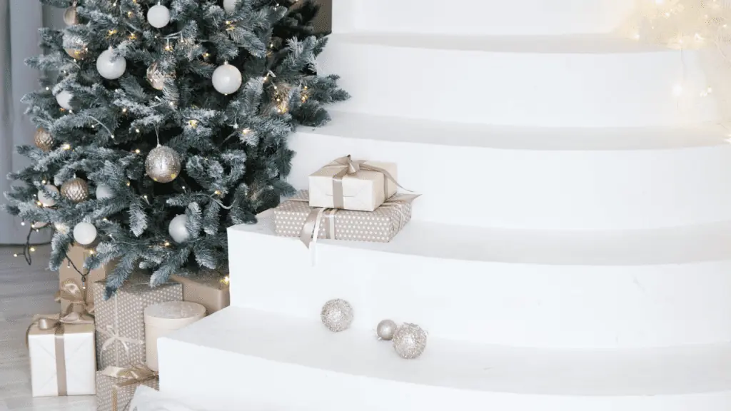 Modern Christmas Staircase Decor